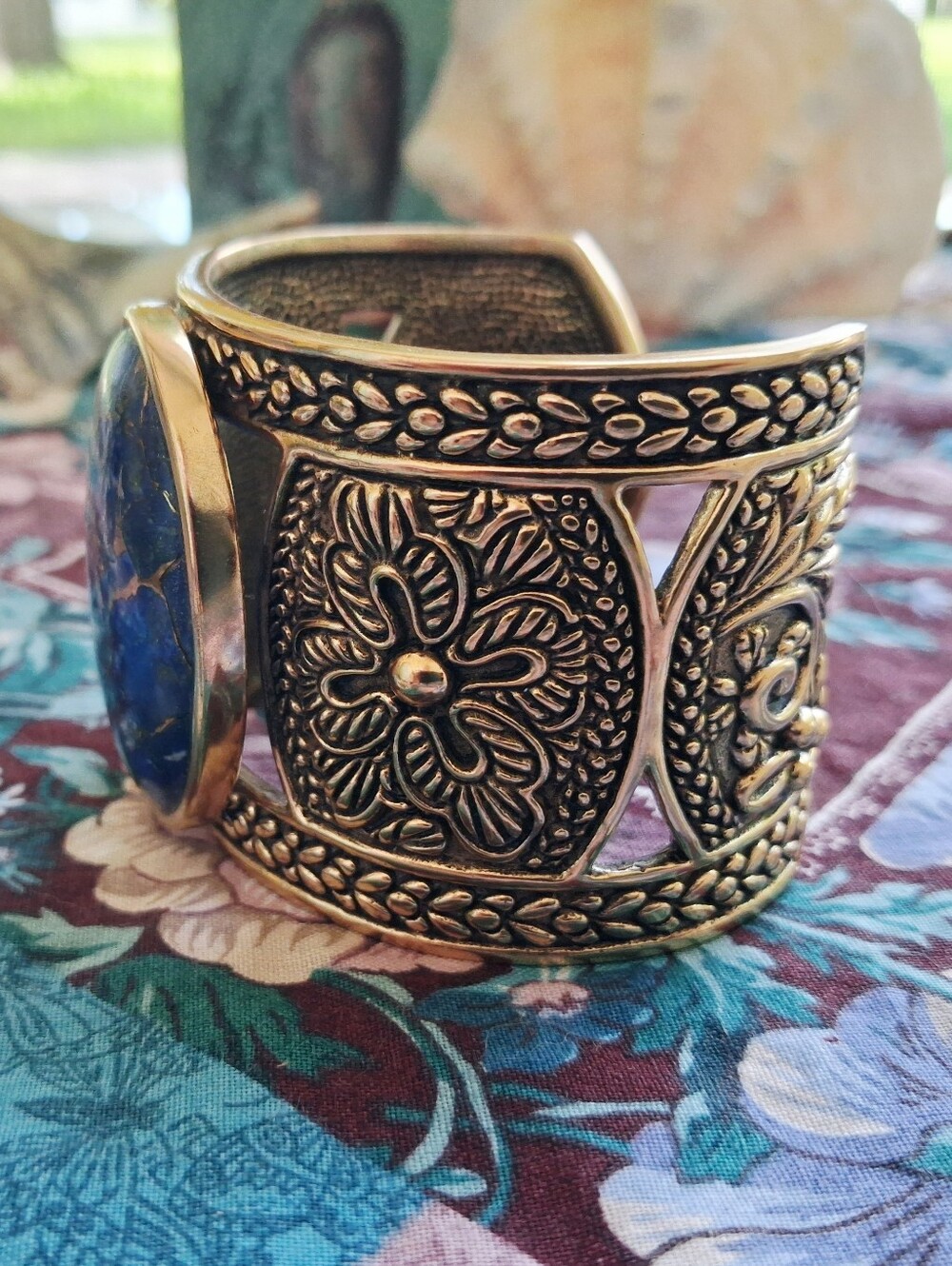STUDIO BARSE CUFF W/ OVAL GOLD VEINED LAPIS STONE SET IN INTRICATE CARVED BRONZE - Picture 5 of 7